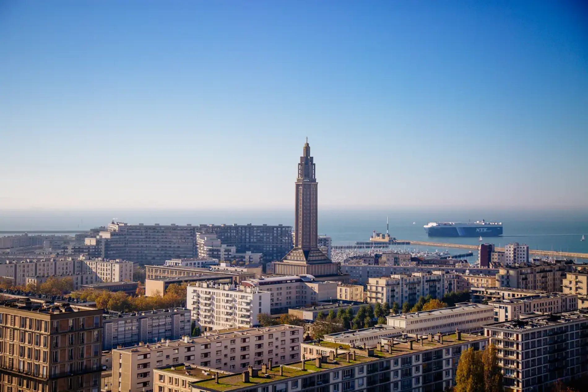 Vue du Havre reconstruit : la tour de l’église Saint-Joseph, les immeubles Perret et le port