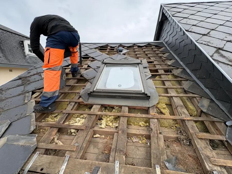 Charpente reprise et ardoise reposée autour d'un velux par un couvreur dans l'agglomération du Havre (76) (avant travaux)