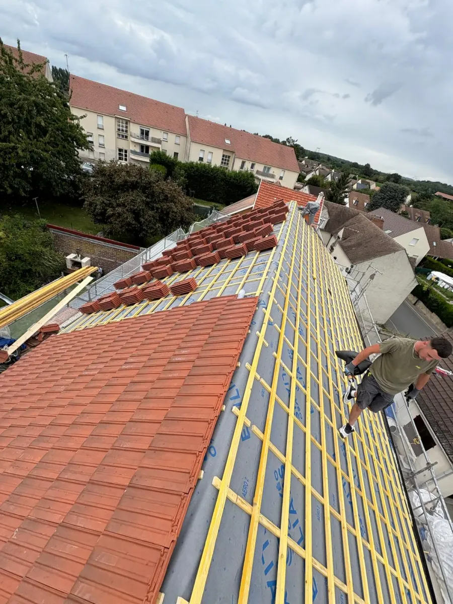 Toiture en tuiles neuves posée par un couvreur dans l'agglomération du Havre (76), vue aérienne (avant travaux)